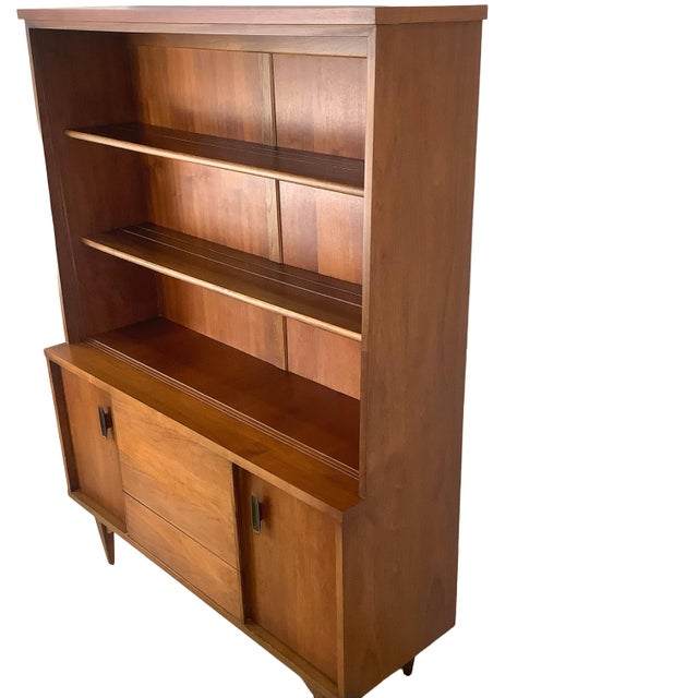 American of Martinsville Vintage Mid-Century Modern Walnut Hutch Cabinet With Open Display Shelving For Sale - Image 4 of 18