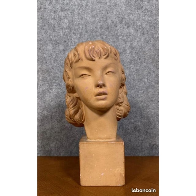 Terracotta bust of a young girl, Art Deco period, by J.C. Guéro, circa 1940 Signed on the back of the neck H38 x 20 x 20 cm