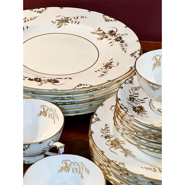 Royal Crown Derby “Marquis” A1222 Bone China Service for Six – 30 Pieces – Beaufort Shape, England (1958–1964) For Sale - Image 9 of 12