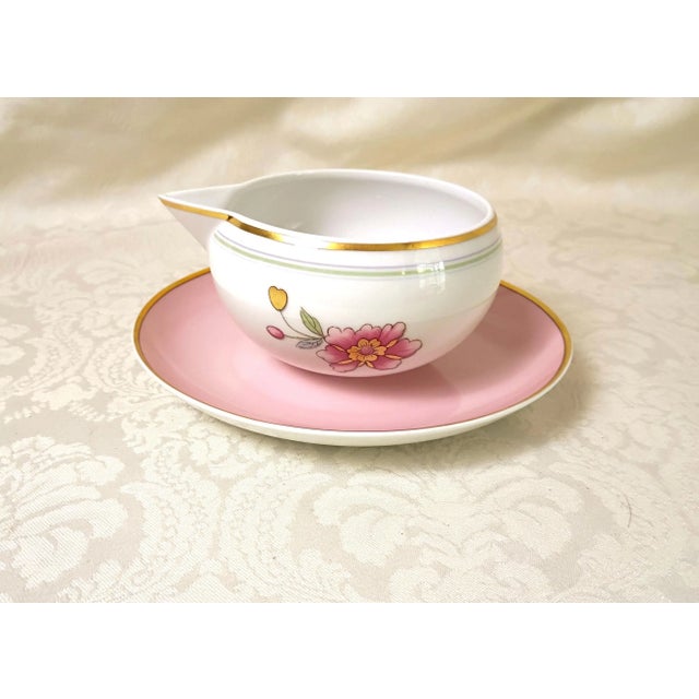 This exceptional contemporary luxury porcelain sauceboat and integrated matching stand tray introduces a bold layer of...