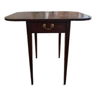 Vintage 1973 Henkel Harris "Virginia Galleries" Inlaid Mahogany Pembroke Drop-Leaf Side Table For Sale