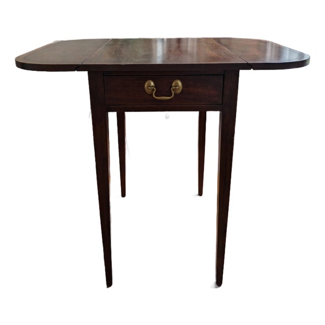 Vintage 1973 Henkel Harris "Virginia Galleries" Inlaid Mahogany Pembroke Drop-Leaf Side Table For Sale