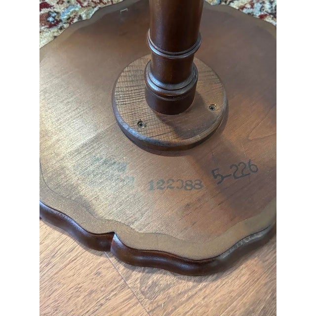 Wood Vintage Hekman Scalloped Pie Crust Brass Tray Top Pedestal Accent Side Butler Table For Sale - Image 7 of 7
