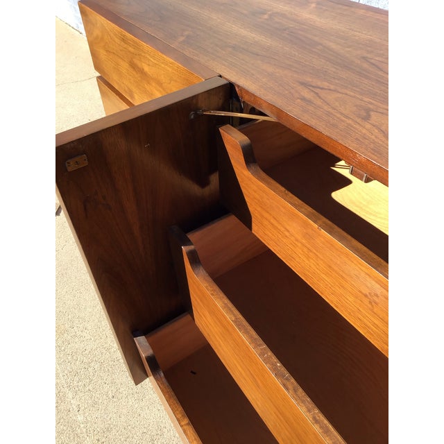 Vintage 1960 Mid-Century American of Martinsville Dresser For Sale In Denver - Image 6 of 12