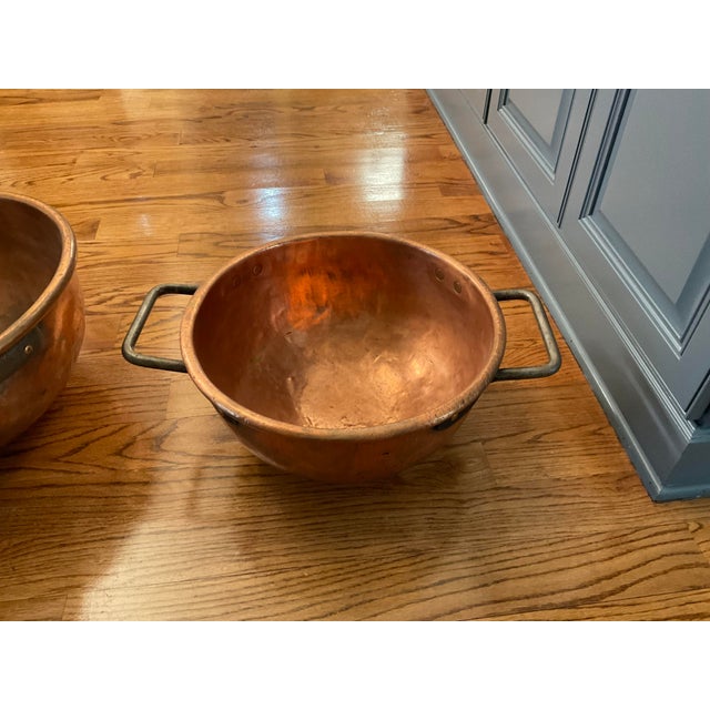 French Country 19th-Century Hand-Hammered Dovetailed Copper Basins With Iron Handles - Pair For Sale - Image 3 of 6