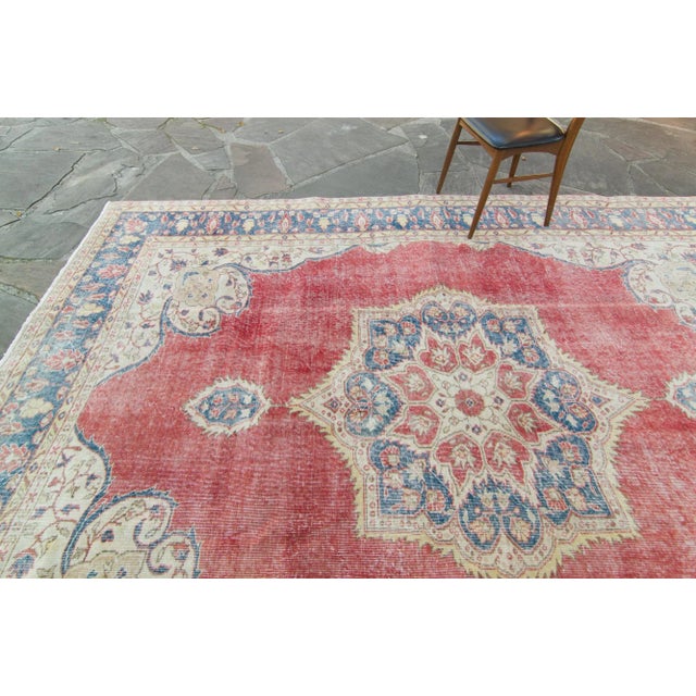 Contemporary House of Séance - 1960s Vintage Isparta Oushak Geometric Red Large Wool Pile Hand-Knotted Rug - 8’3” X 11’2” For Sale - Image 3 of 11