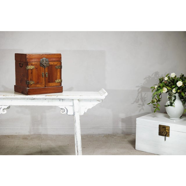 Antique Chinese Brown Lacquer Jewelry Dressing Case with Brass Hardware For Sale In New York - Image 6 of 12