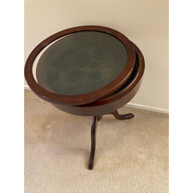 1930’s Mahogany Pedestal Felt Lined Lift Top Showcase Side Table by the Bombay Company For Sale - Image 4 of 11