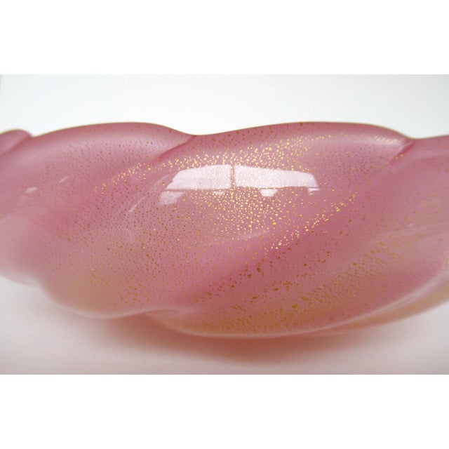 Glass Circa C.1960's Italian Hand-Blown Murano by Ercole Barovier' for Barovier' & Toso Swirled Bubble Gum Pink Bowl With Gold Leaf Inclusions For Sale - Image 7 of 13