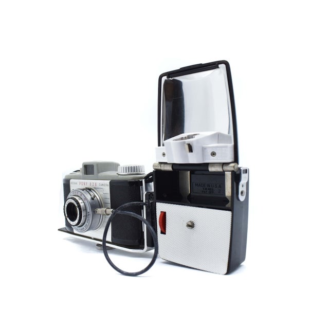 This vintage Kodak Pony 828 is a quintessential piece of mid-century Americana, produced between 1949 and 1959. Featuring...