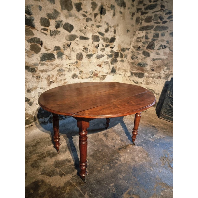 This antique french oval dining table dates from around 1900 and comes from the auvergne region. Made of solid walnut, it...