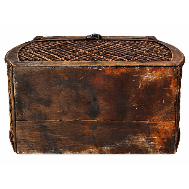 Late 20th Century Domed Woven Natural-Fiber and Wood Keepsake Chest With Ring Handles For Sale In Las Vegas - Image 6 of 8