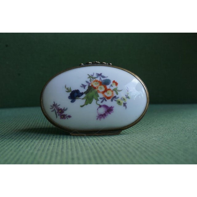 18th Century Porcelain Snuffbox For Sale - Image 6 of 11
