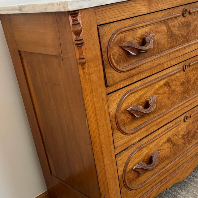 19th-Century American Victorian Burl Walnut & Tiger Oak Marble Top Chest of Drawers For Sale - Image 4 of 10