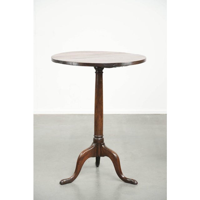 This antique English oak side table/wine table, dating from the late 18th to the early 19th century, has a classic,...