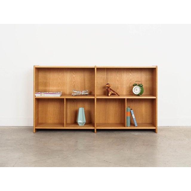 The bookcase was made in the 1970s by the renowned Danish manufacturer Lyby Møbler. The structure is covered with ash...