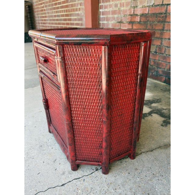 Dorothy Draper Vintage Bamboo & Rattan Vermillion Red Faux Tortoise Shell Side Table - Newly Painted For Sale - Image 4 of 11