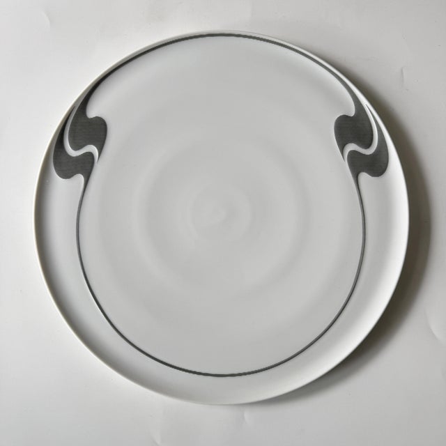 Asimmetria Greyscale Cake Plate by Björn Wiinblad for Rosenthal, 1987 For Sale - Image 6 of 6