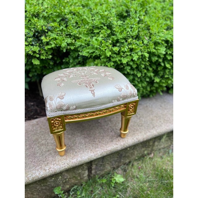 French 1960s Beige Upholstered Footstool in Gold Leaf For Sale - Image 3 of 5