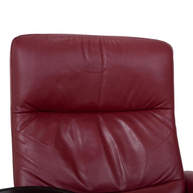 Animal Skin Set of Leather Atlantic Recliner and Ottoman in Red Genuine Leather from Stressless For Sale - Image 7 of 18