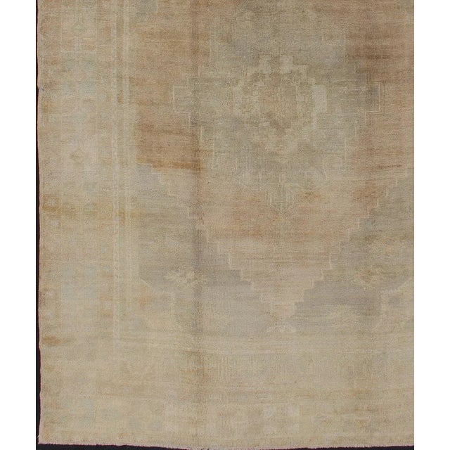 Traditional Mid 20th Century Faded Vintage Turkish Oushak Rug With Medallion Design in Taupe Tan Gray For Sale - Image 3 of 13