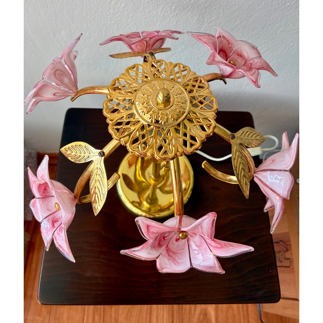 Vintage Pink Murano Glass Floral Table Lamp – Authentic Italian Curved Flower Desk Lamp With Brass Frame – Romantic Atmospheric Lighting For Sale - Image 11 of 18