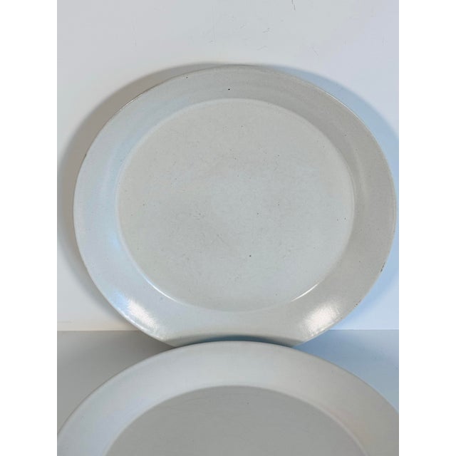 Vintage 1960s Bennington Pottery Vermont Matte White Dinner Plates, Pair For Sale In Boston - Image 6 of 9
