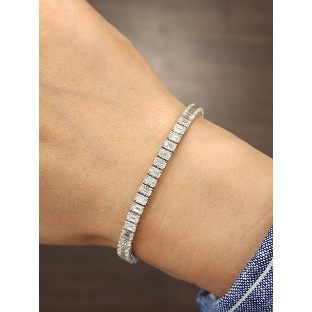 Modern 9.28 Ct Emerald Cut Diamond Tennis Bracelet For Sale - Image 3 of 8