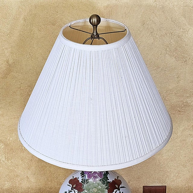 Vintage Chinoiserie Porcelain Table Lamp With Floral Garden Motif on Wood Base For Sale - Image 4 of 18
