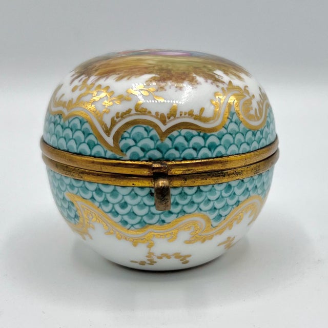Rococo Antique French Hand-Painted Porcelain Hinged Box from Samson, Paris, 1900s For Sale - Image 3 of 15
