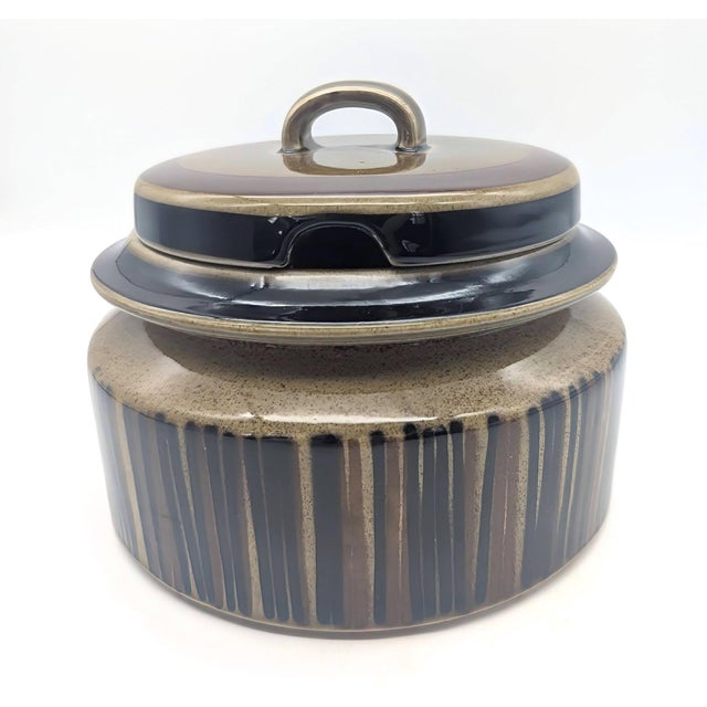 Offered is a vintage round casserole dish or tureen with lid from Arabia Finland's "Kosmos" series designed by Gunvor...