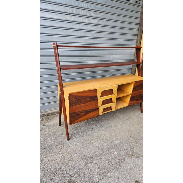 A stunning and refined Midcentury Modern highboard with integrated shelving, made in Italy in the 1960s. This piece stands...