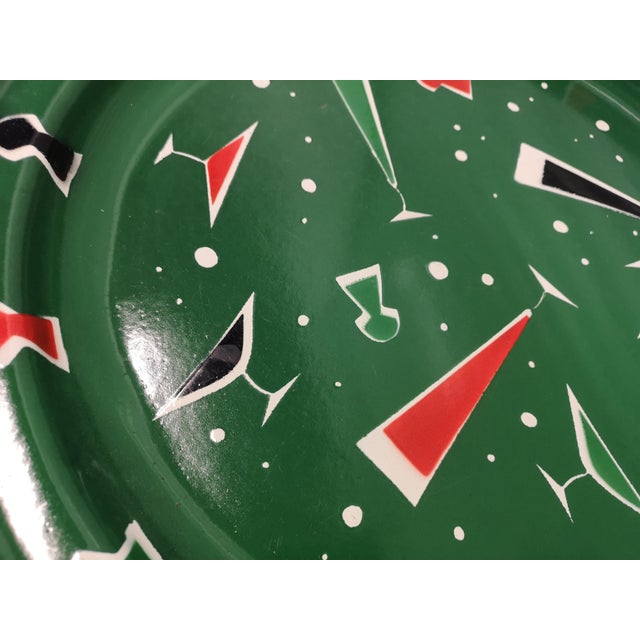 Mid-Century Modern Round Serving Cocktail Tray in Green Enamel Metal, 1970s For Sale - Image 3 of 15