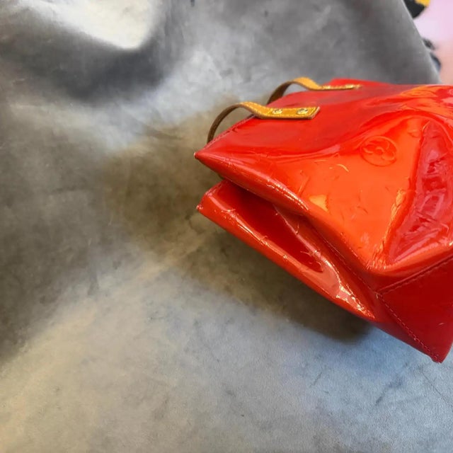 A 2004 Louis Vuitton Red Vernis Patent Leather and Vachetta Reade Hand-Bag For Sale - Image 14 of 18