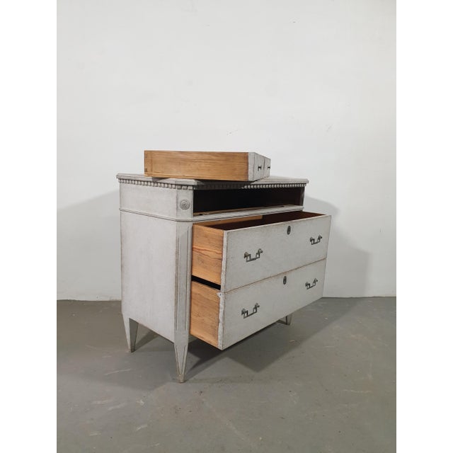 Swedish Gustavian Style 1860s Gray Painted Three-Drawer Chest with Carved Drawer For Sale In Atlanta - Image 6 of 10