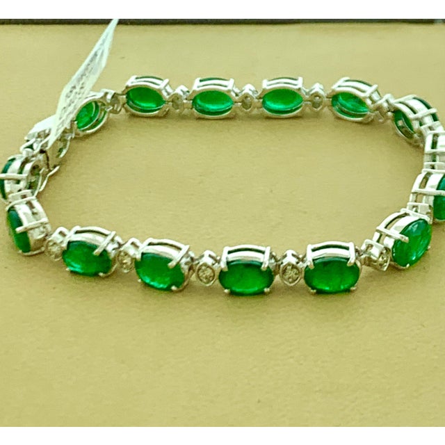 14 Carat Emerald 0.8 Carat Diamond Tennis Bracelet 18 Karat White Gold For Sale - Image 13 of 18