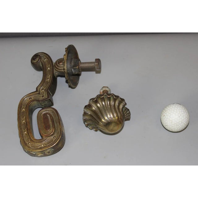 Louis XIV style bronze door knocker, stopper representing a scallop shell, 19th century, set in very good condition