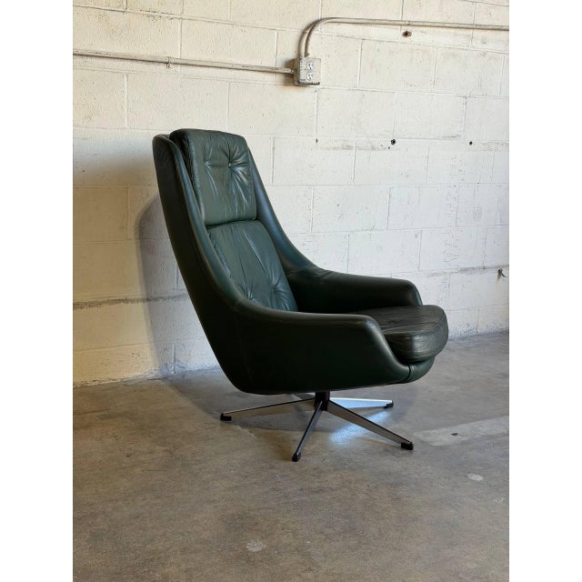 In Style of Hw Klein for Bramin Green Leather Swivel Lounge Chair Danish Mid-Century Modern 1960s For Sale - Image 4 of 10