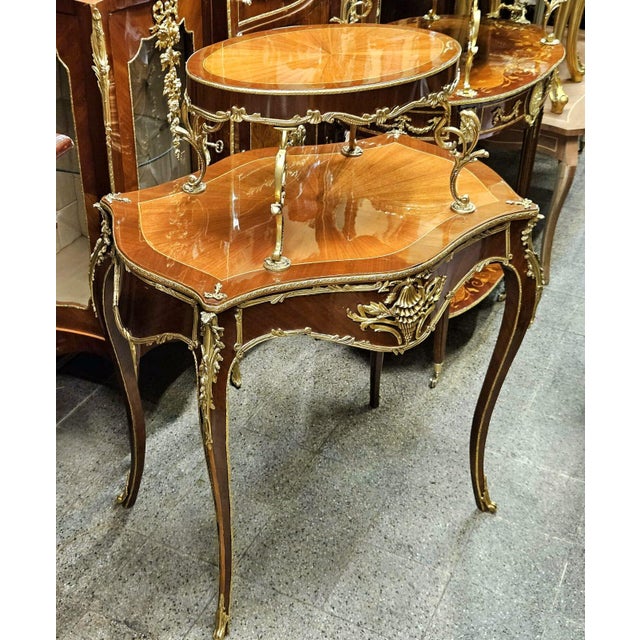 French Louis XV Two-Tier Side Table – Marquetry Accent Table With Raised Upper Shelf & Gilt Bronze Mounts For Sale - Image 4 of 5