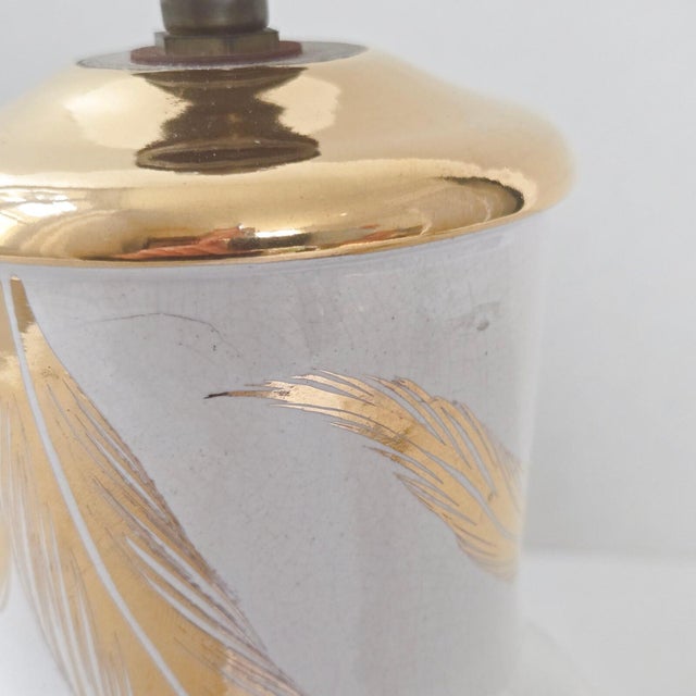Gold Vintage White and Gold Crackle Ceramic Tripod Lamp with Feathers, 1950s For Sale - Image 8 of 11