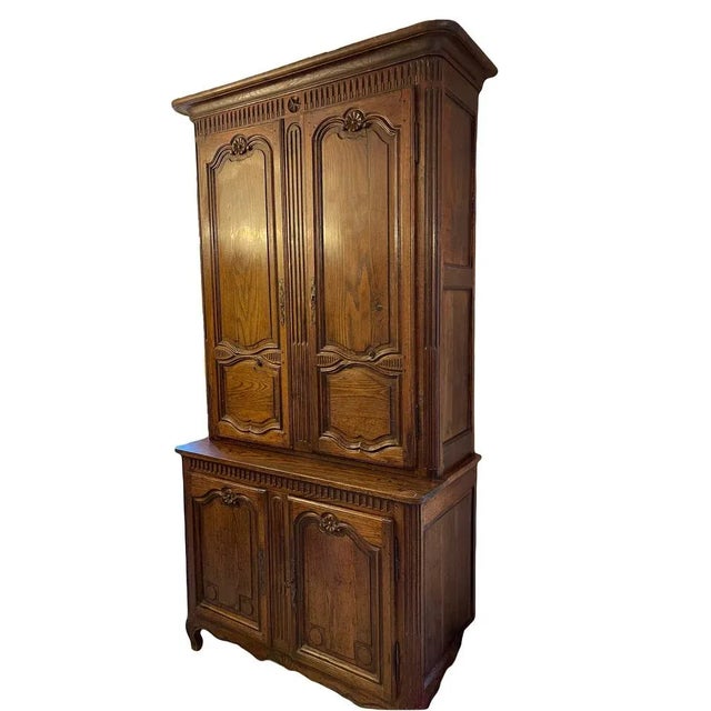 This Louis XV style buffet is in solid walnut, it opens in the lower part by two doors and the upper body with withdrawal...