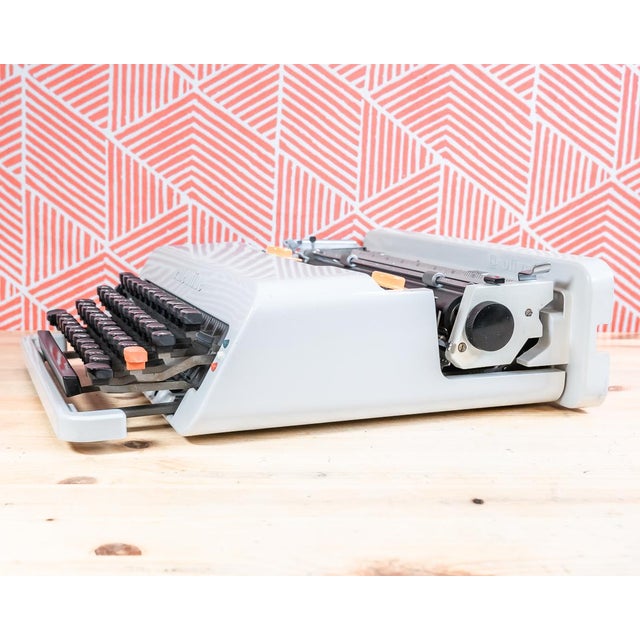 White Olivetti Valentine Typewriter, 1970 For Sale - Image 4 of 13