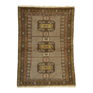 Vintage Persian Shiraz Rug - 04'00 X 05'06 For Sale