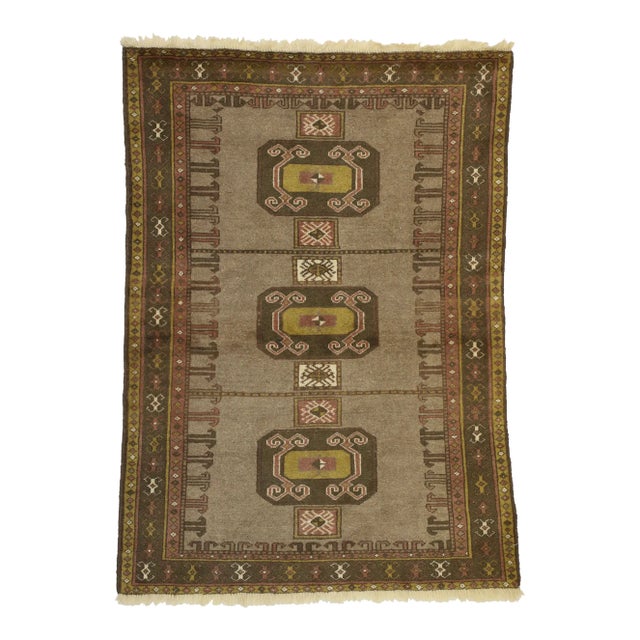 Vintage Persian Shiraz Rug - 04'00 X 05'06 For Sale