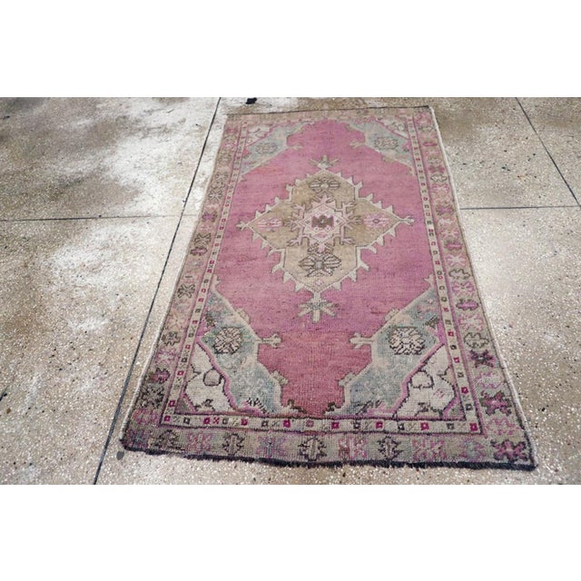 This early 20th century Turkish Oushak rug, measuring 3' 3" x 5' 4", exudes charm with its bold use of color and iconic...