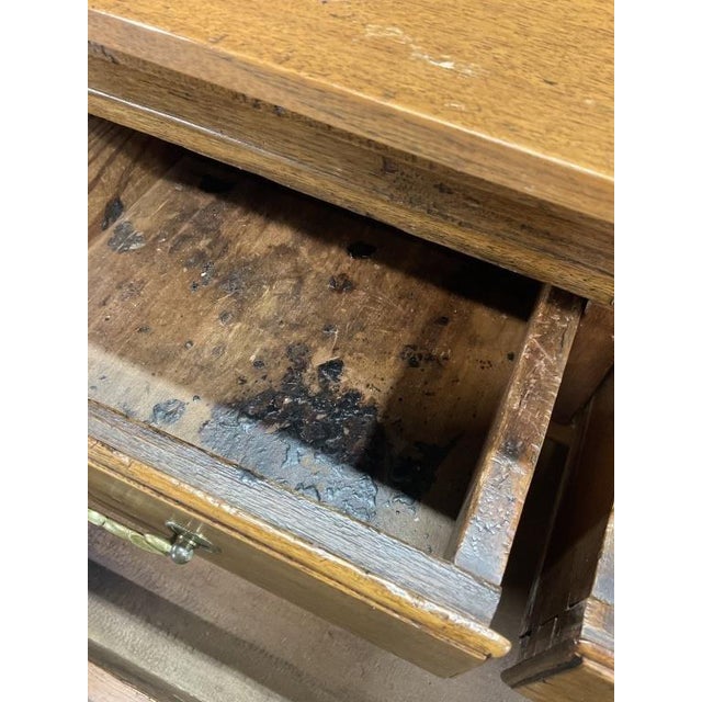 Late 18th Century 18th Century George III English Provincial Seven Drawer Chest | Antique Oak & Fruitwood Bachelor's Dresser For Sale - Image 5 of 9