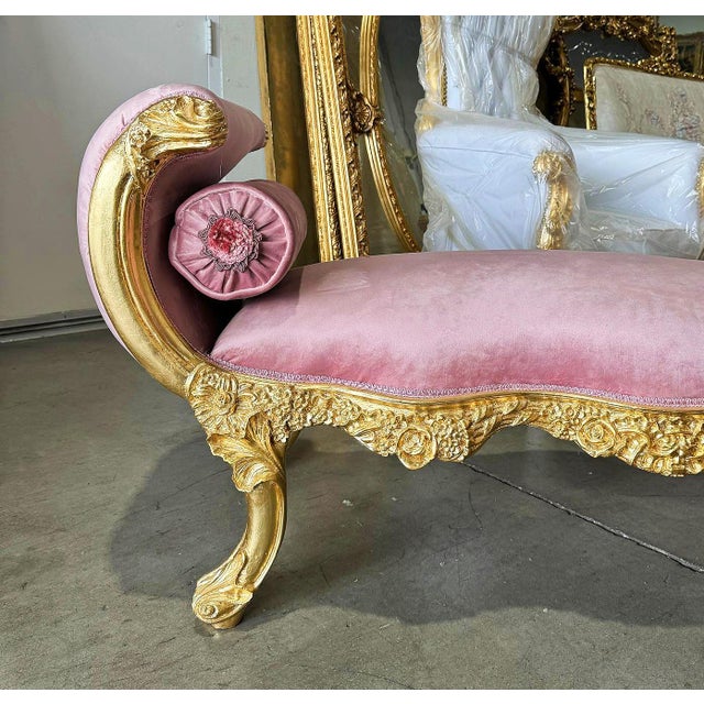 Baroque Style Vintage Pink Velvet Tufted Bench – Luxury Interior Design Furniture For Sale - Image 4 of 5