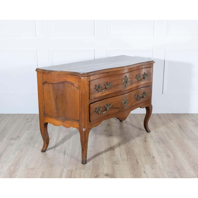 18th Century Louis XV Walnut Commode with Serpentine Front and Bronze Hardware For Sale In Atlanta - Image 6 of 10