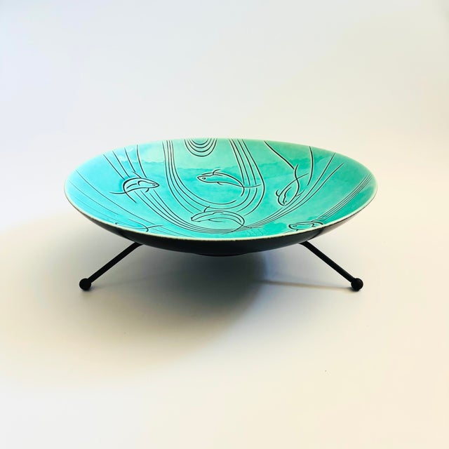 A wonderful large mid century ceramic serving bowl on a stand made by Roselane Pottery of Pasadena, CA. Features a glossy...