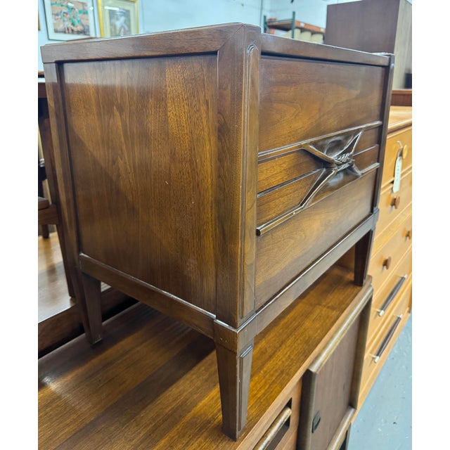 Wood Mid-Century Modern Walnut Night Stands by Hoke Wood Products, Pair For Sale - Image 7 of 16
